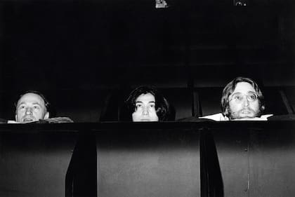 Jonas Mekas, Yoko Ono y John Lennon en la sala de proyección del Invisible Cinema del Anthology Film Archives en Nueva York