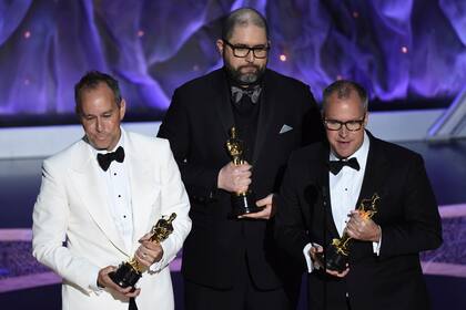 Jonas Rivera, Josh Cooley y Mark Nielsen, de Toy Story 4, aceptan el Oscar por mejor pelicula animada