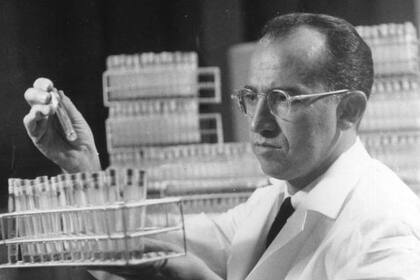 Jonas Salk, el creador de la primera vacuna contra la poliomielitis. Hoy en casi todo el mundo se usa la vacuna oral creada por Albert Sabin.
