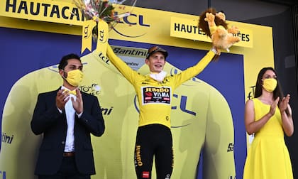 Jonas Vingegaard celebra con el maillot de líder tras la 18a etapa del Tour, luego de 143,2 km entre Lourdes y Hautacam, en los Pirineos