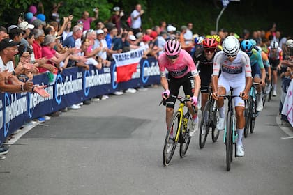 Jonas Vingegaard, de rosa, conquistó la penúltima etapa del Giro de Italia y se encamina y ganar una de las tres grandes carreras del ciclismo, que concluirá este domingo.