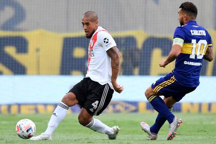 Jonatan Maidana frente a Carlos Tevez en un River-Boca