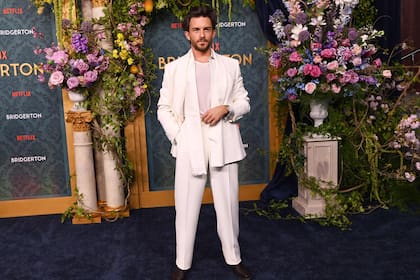 Jonathan Bailey decidió resaltar la primavera boreal con un look total white en la llegada a la premiere de la tercera temporada de la serie