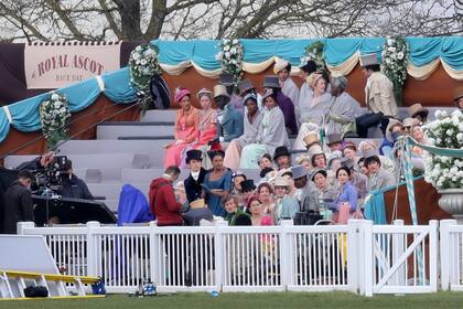 Jonathan Bailey y Simone Ashley, durante el rodaje, en una escena asistiendo a una carrera de caballos
