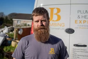 Jonathan Betts descubrió algo increíble mientras realizaba un trabajo en el baño de una vieja casa (Foto: SWNS)