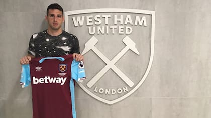 Jonathan Calleri con su nueva camiseta