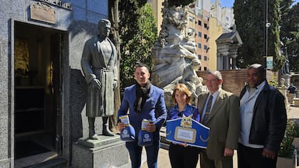 Jonathan Di Primio,  María de Lourdes Pérez Barbieri (sobrina nieta de Firpo) y Claudio Izaguirre, en el reconocimiento en el Cementerio de la Recoleta  