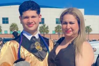 Tiene 18 años y debe cuidar a su hermanita porque el ICE se llevó a su madre hondureña