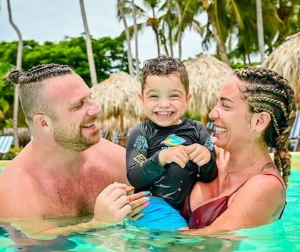 Jonathan está en pareja con Leila y tiene un hijo llamado Gio
