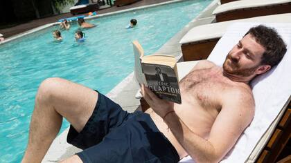 Jonathan Gejtman disfruta leyendo cerca de la piscina, un bien muy valioso cuando suben las temperaturas