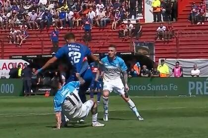 Jonathan Gómez sujeta la camiseta de Retegui en el área de Racing, acción por la cual Herrera dio penal para Tigre