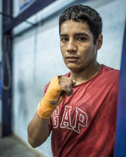 Jonathan Gutiérrez (27) Profesión: Ayudante de panadería.Boxeador favorito:Carlos Monzón.