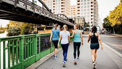 Jonathan Hoban, pionero de la terapia de caminar dice que el cuerpo humano está diseñado para moverse y cuando no lo hace, la energía reprimida se queda en el interior y crea estrés