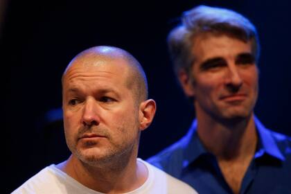 Jonathan Ive en 2014; detrás de él, Craigh Federighi, otro histórico de Apple