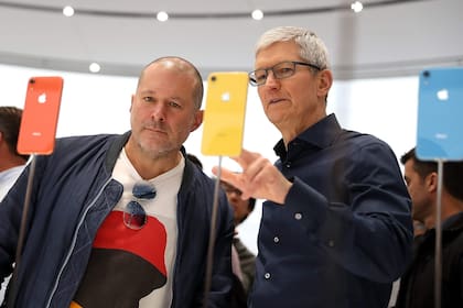 Jonathan Ive (izquierda) junto a Tim Cook (derecha) en la presentación del iPhone XR