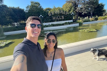 Jonathan, junto a su mujer.