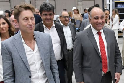 Jonathan Kovalivker, presidente de la Suizo Argentina, con Juan Manzur