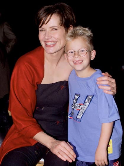 Jonathan Lipnicki y Geena Davis, protagonistas de Stuart Little