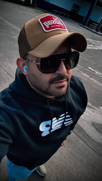 Jonathan López denunció cómo los concesionarios aprovechan el desconocimiento financiero de los inmigrantes para inflar precios, agregar cargos ocultos y vender financiamientos engañosos