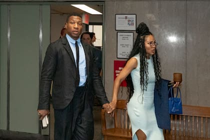 Jonathan Majors junto a su actual novia, al momento de finalizar el juicio por agresión y acoso