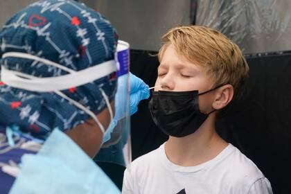  Jonathan Pagliarulo, de 11 años, se somete a una prueba diagnóstica de COVID-19, el lunes 9 de agosto de 2021, en North Miami, Florida. 