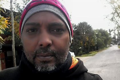 Jonathan Paine llegó con su esposa desde Venezuela y la cuarentena dificulta su posibilidad de trabajar