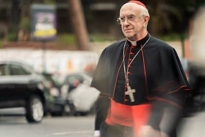Jonathan Pryce como el cardenal Bergoglio en Los dos papas, película original de Netflix