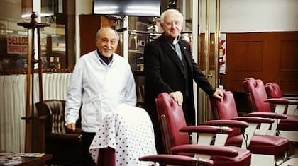 Jonathan Pryce interpretó a Bergoglio en la película The two Popes, y Mario, el peluquero de La Barbería de Monserrat, hizo de su peluquero de las viejas épocas, cuando el salón se llamaba "Romano".