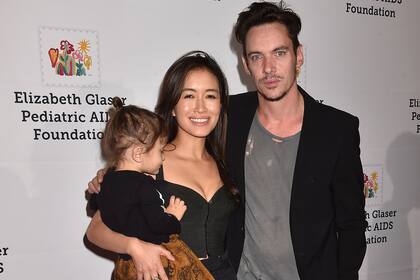 Jonathan Rhys Meyers junto a su pareja, Mara Lane, y su hijo, en un evento en 2018