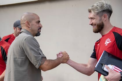 Jonathan Schunke, como entrenador de la reserva de Estudiantes, junto al presidente del club Juan Sebastián Verón