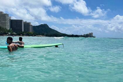 Jonathan se enamoró de los paisajes y del surf, un deporte que nunca antes había practicado.