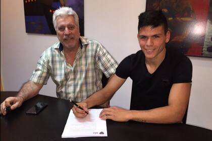 Jonathan Silva firmó su contrato con Boca