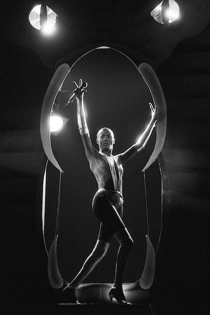 Jones aprovechó su imagen andrógina, su experiencia en el mundo de la moda y su propia musicalidad para convertirse a sí misma en un hecho artístico