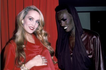 Jones junto a su amiga Jerry Hall, embarazada de Elizabeth Jagger, la primera hija de la modelo y el líder de los Rolling Stones