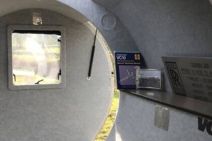 Jones tuvo que revestir la carcasa del motor con madera contrachapada, que fue la parte más difícil, debido a su forma curva