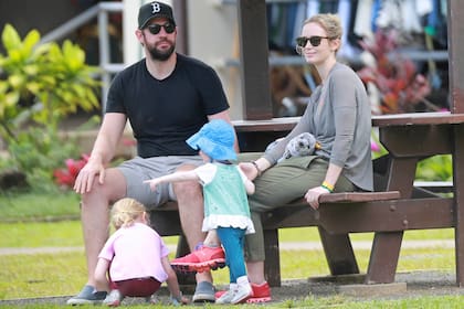 Jonh Krasinski y Emily Blunt, el año pasado relajados con sus hijas en Hawai