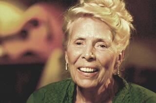 Los 75 años de Joni Mitchell: la voz más brillante y rebelde de su generación