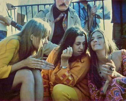 Joni Mitchell, Cass Elliot y Judy Collins en Big Sur; Elliot conocía a todo el mundo en la escena musical californiana