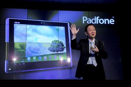 Jonney Shih, CEO de Asus, presenta la tableta Padfone, una tableta que combina su uso con un teléfono inteligente