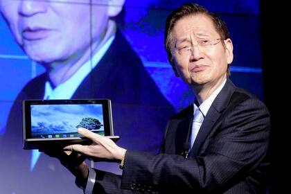 Jonney Shih, CEO de Asus, presenta la tableta Padfone, una tableta que combina su uso con un teléfono inteligente
