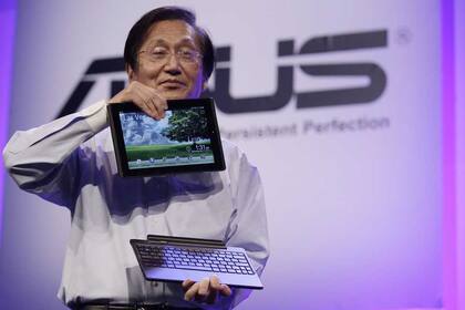 Jonney Shih junto a la Asus Transformer, un equipo híbrido a mitad de camino entre una tableta y una notebook