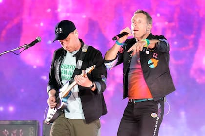 Jonny Buckland, a la izquierda, y Chris Martin de Coldplay durante un concierto brindado en los Estados Unidos