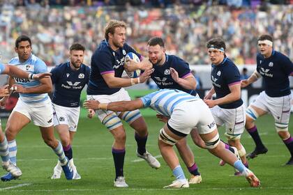 Jonny Gray avanza con mucho respaldo; Santiago Grondona intenta frenarlo.