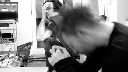 Jonny Greenwood y Thom Yorke de Radiohead en la agotadora gira de OK Computer (1997-1998), cuyo agobio el cantante condens en la letra de "How To Disappear Completely"