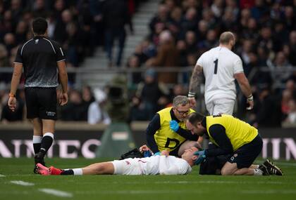 Jonny May, de Inglaterra, recibe atención médica por una lesión en la cabeza durante el partido con Gales en Twickenham por el Seis Naciones de 2020.