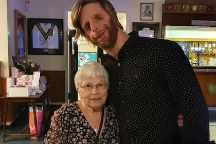 Jono Lancaster y su mamá adoptiva posando juntos en la actualidad
