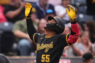 Jonrón de Esmerlyn Valdez corona primera entrada de 5 carreras, y Piratas apalean 12 a 1 a Cachorros