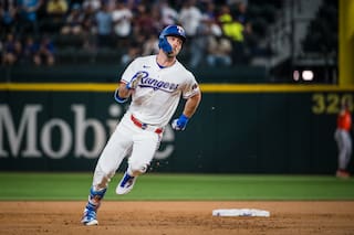 Jonrón de Joc Pederson corona primera entrada de ocho carreras y Rangers vencen 10-7 a Astros