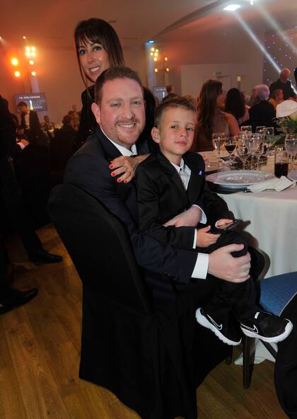 Jony Viale fue a la ceremonia muy bien acompañado