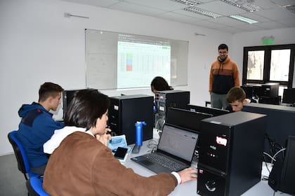 Juan Diego, Donato, Ulises y Gregorio, en la Universidad Nacional de Río Cuarto, durante la preparación para la olimpíada, con el profesor Facundo Contreras